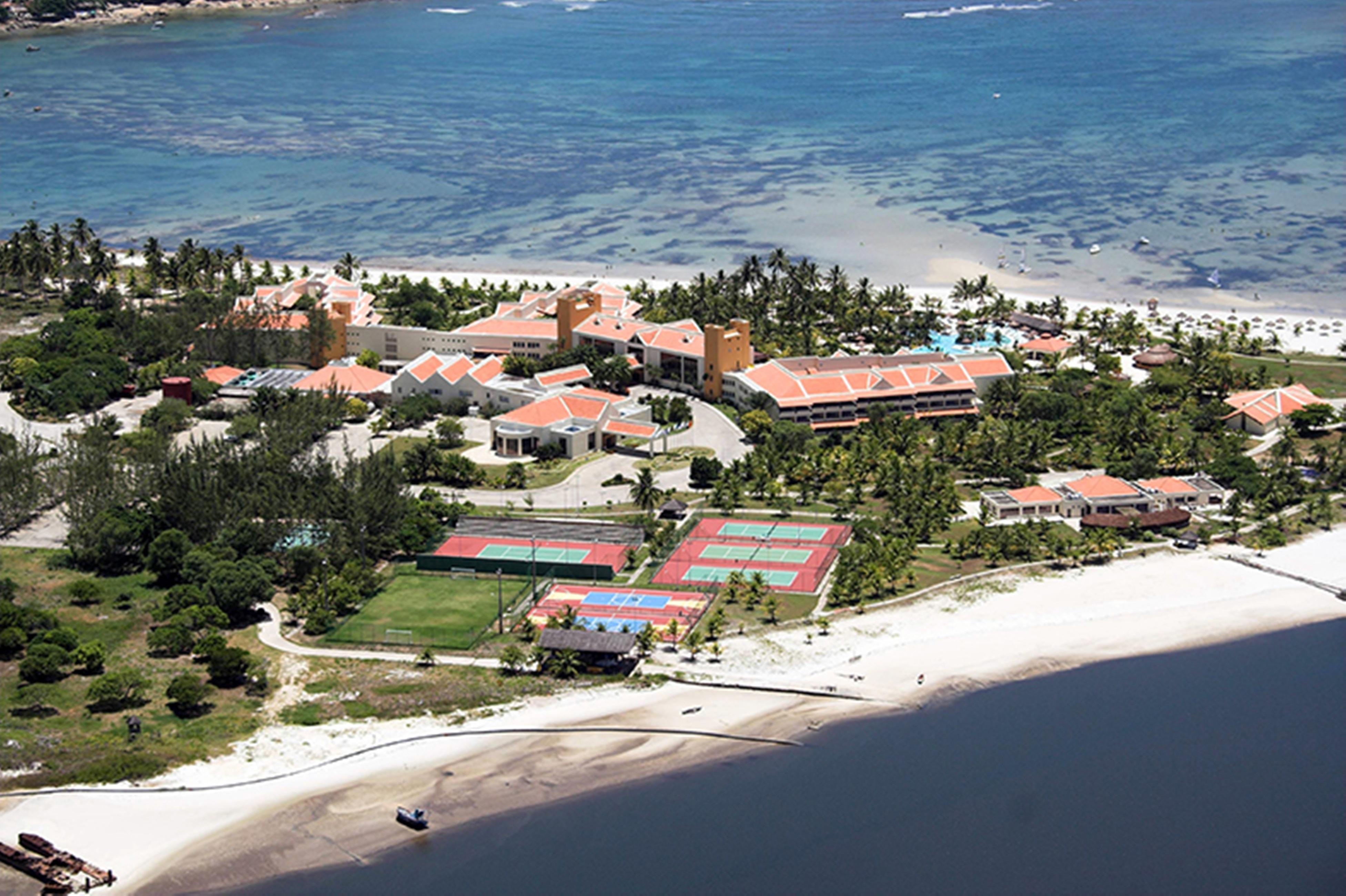 Vila Gale Cabo Cabo de Santo Agostinho Buitenkant foto Aerial view of the resort