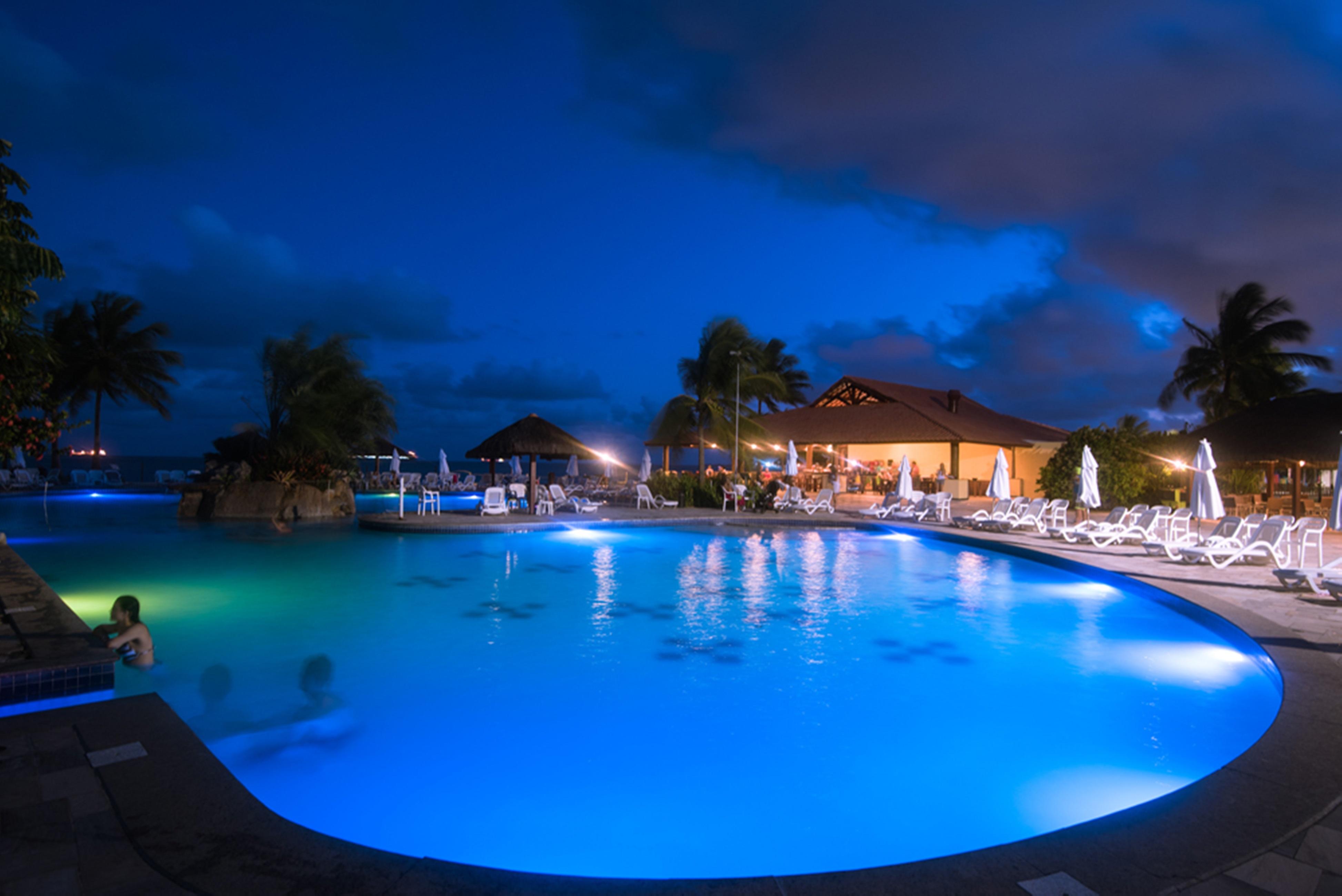 Vila Gale Cabo Cabo de Santo Agostinho Buitenkant foto The swimming pool at night